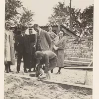 Eerste steenlegging bij de bouw van de landbouwschuur op het hof ‘Wilhelmina’ te Borssele, 1931. Familie Sprenger, inv.nr 33.