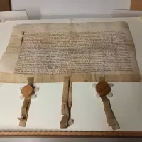 Het oudste stuk binnen de ambachtsheerlijkheden betreft een charter uit het archief van de ambachtsheerlijkheid Duinbeek van 1350, waarin Wolfert van Borselen en zijn echtgenoot Hadewich de veste en woning te Duinbeek opgedragen aan hertog Willem van Beijeren, die het in erfleen teruggeeft. 