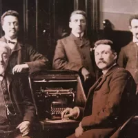 De heren van de Kas Bank te Amsterdam die trots voor hun eerste schrijfmachine zitten. 